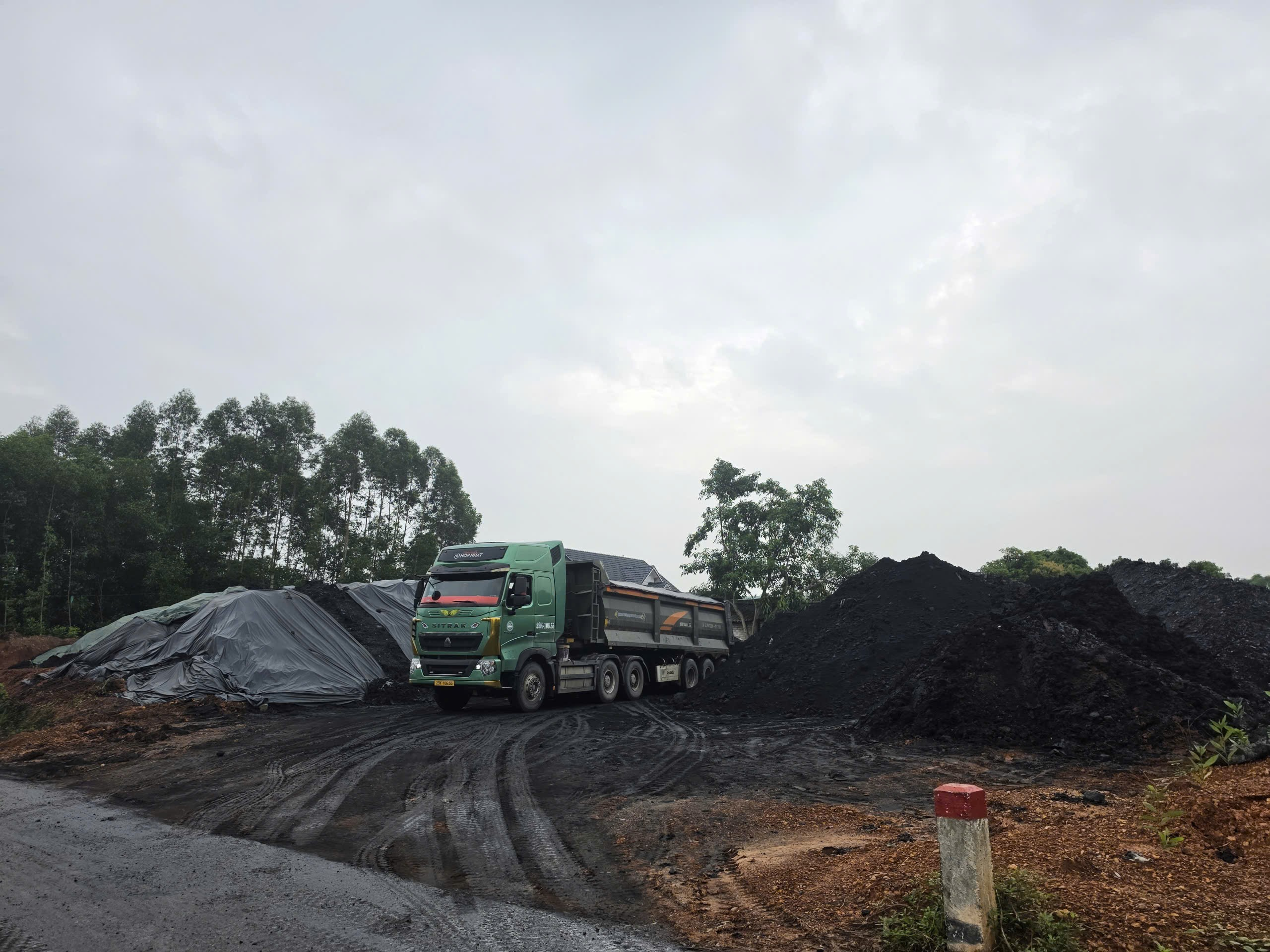  Bắc Ninh: Xã Quang Trung củng cố tài liệu, kiên quyết xử lý các vi phạm tại bãi tập kết than trái phép 
